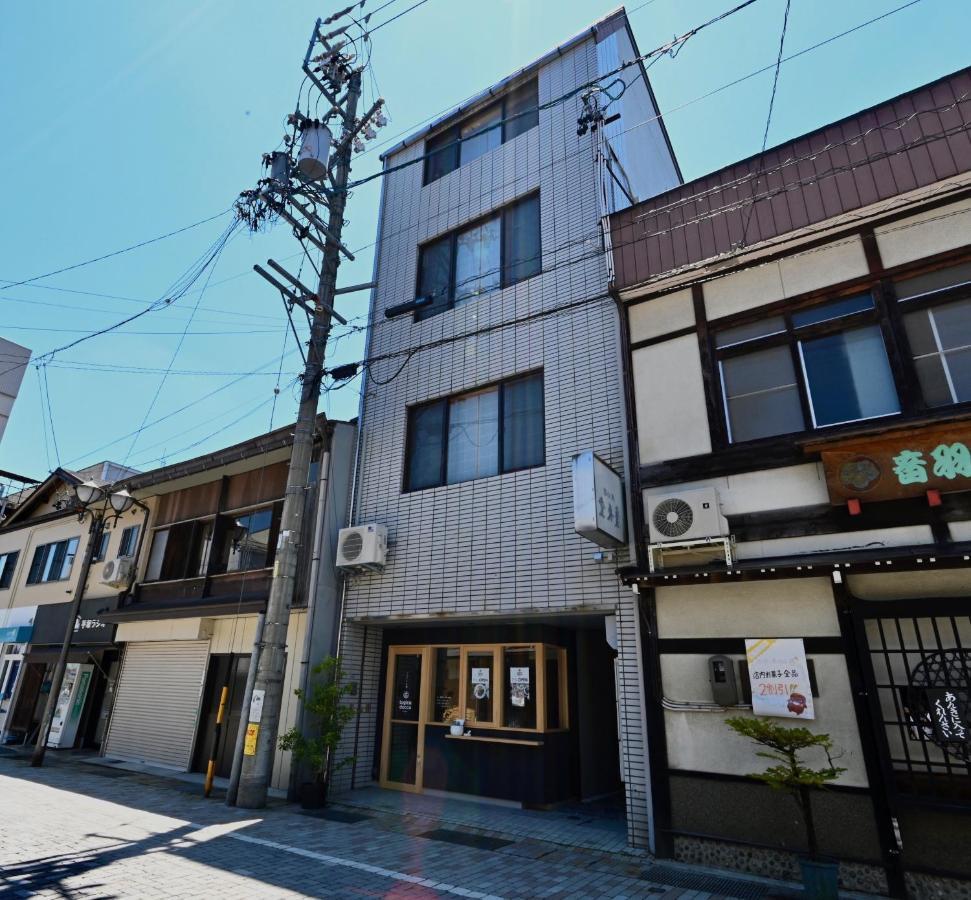 Manabi-Stay Takayama Sakura 提携駐車場利用可 古い町並みまで徒歩1分 最大9名宿泊可能な一等地で人工温泉を楽しむ Zewnętrze zdjęcie